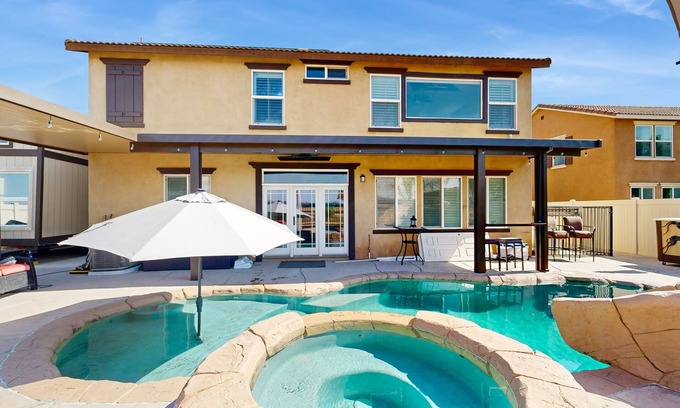 Perris Casa | Cozy In-Law Home with pool and hot tub access, WiFi, and modern appliances