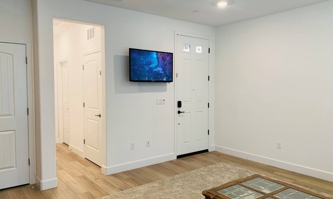 Antelope Casa | Cozy in law suite in Antelope with WiFi, AC, street parking, washer dryer