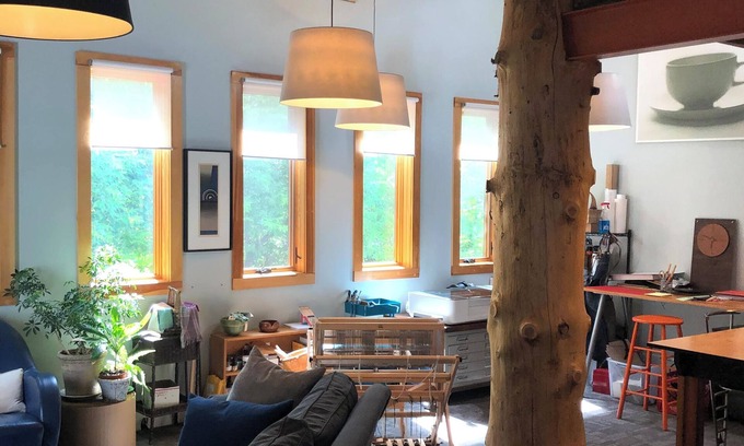 Manchester Center Apartamento | Cozy In Town Manchester Studio w/ Loft Bedroom.