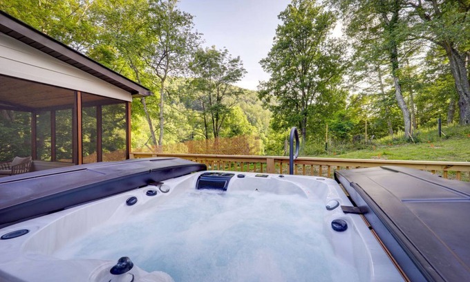 Bakersville Cabaña | Cozy & intimate cottage w/Luxurious Hot Tub at Blue Ridge Mountains countryside