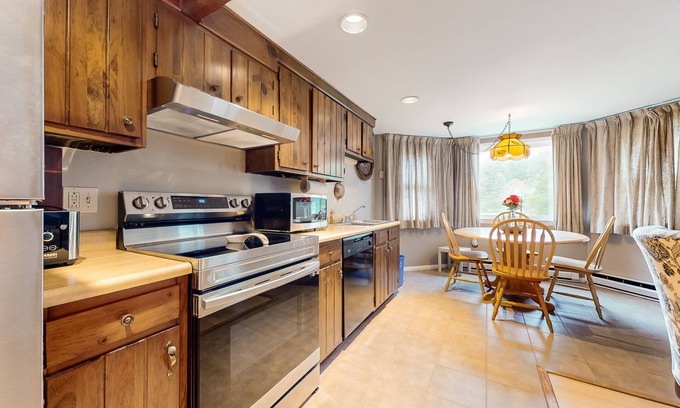Rawsonville Condominio | Cozy, inviting condo close to skiing, hiking, golf & charming villages