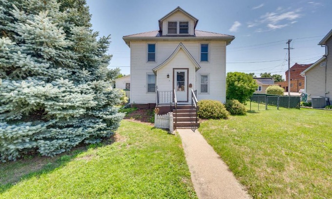 Dyersville Casa | Cozy Iowa Getaway with Patio and Fenced-In Yard!