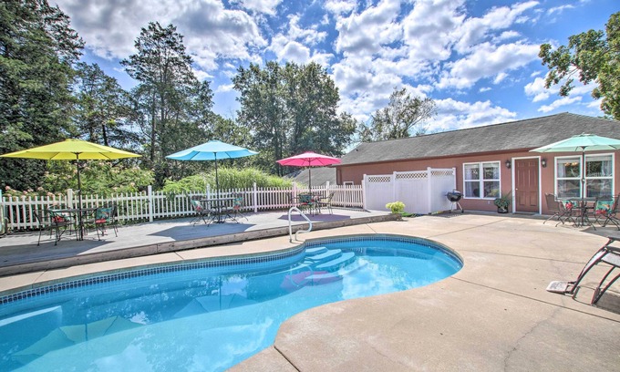 Ironton Cabina | Cozy Ironton Cabin w/ Shared Pool & Private Patio!