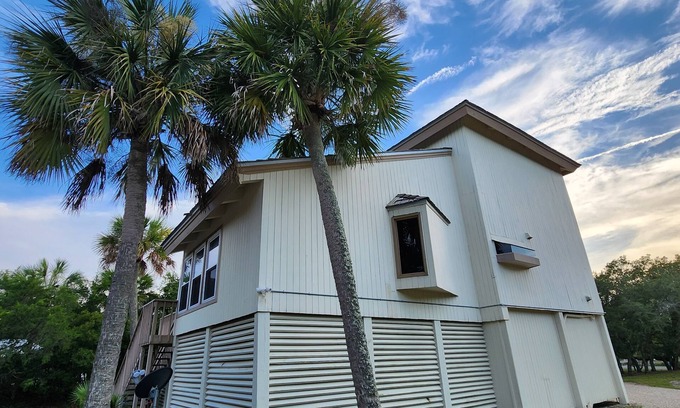Plantation Casa | Cozy Island Getaway (2br/2ba)- Pet friendly! Walk to Beach -Community Pool