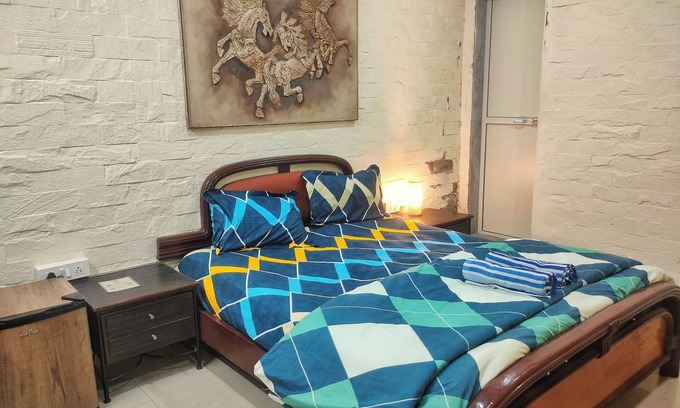 Juhu Casa | Cozy Ivory Room in Juhu, Mumbai.