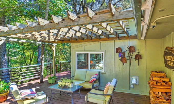 Junction City Cabaña | Cozy Junction City Cottage w / cubierta por Connor Creek!