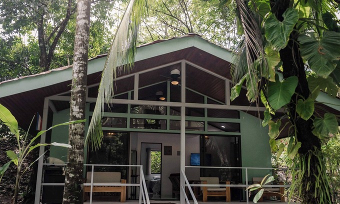 Parrita Cabina | Cozy jungle cabin with WiFi and AC in beautiful Parrita