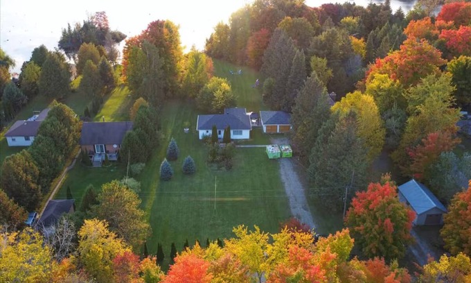 Victoria Road Cabaña | Cozy Kawartha Waterfront Cottage 4 Bedrooms