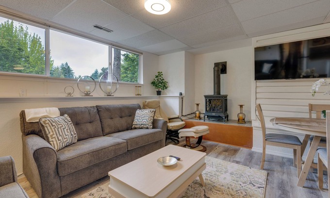 Kenmore Apartamento | Cozy Kenmore Vacation Rental w/ Shared Hot Tub!