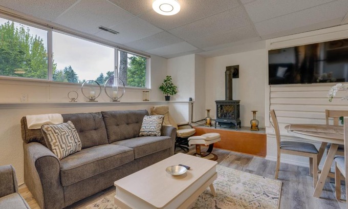 Kenmore Apartamento | Cozy Kenmore Vacation Rental with Shared Hot Tub!
