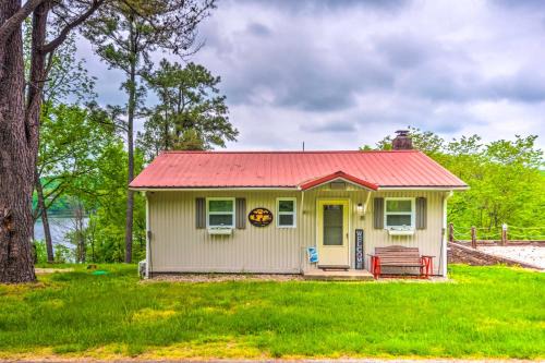 Cub Run Casa | Cozy Kentucky Cabin with Sunroom, Yard and Views!