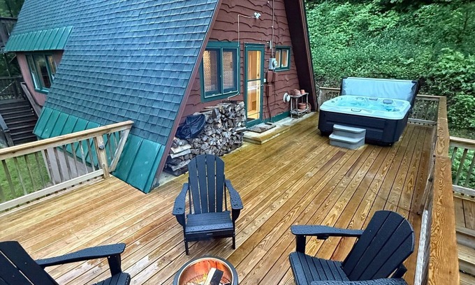 Killington Casa | Cozy Killington A-Frame w/ Hot Tub, Modern Kitchen & Forest Views – Near Skiing & Hiking Trails