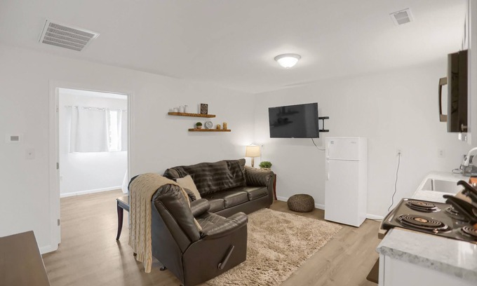 Halifax Apartamento | Cozy king apartment with luxurious amenities at Halifax Inn