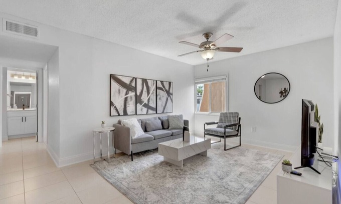 SoHo Apartamento | Cozy King APT near Bayshore! Pool/gym/FREE parking