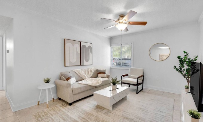 Bayshore Gardens Apartamento | Cozy King APT near Bayshore! Pool/Gym/FREE parking