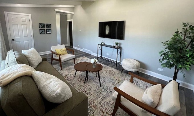Highland Hills Casa | Cozy King bed, Free Wi-Fi Modern Lombard Home