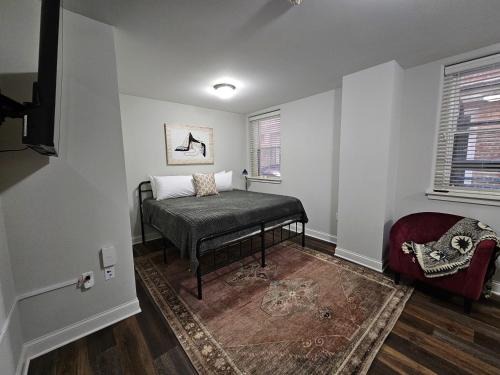 Champaign Apartamento | Cozy King Bed Stay at the Historic Inman - 201