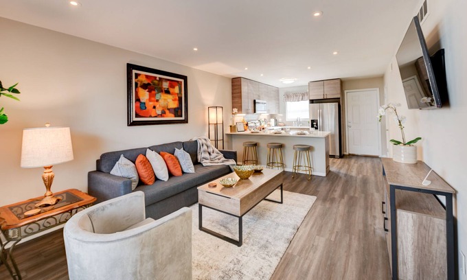Loring Heights Apartamento | Cozy King Bed w/ comfortable sleeper sofa and “Free Parking” awaits you!