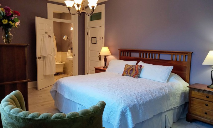 Cowan Casa | Cozy king ensuite room in historic railroad inn