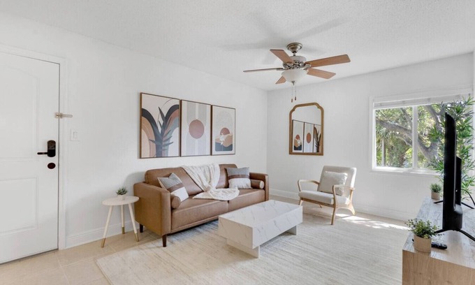 Bayshore Gardens Apartamento | Cozy King suite Near Bayshore | Pool, Gym, & more!