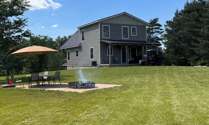Decker Cabina | Cozy Kingston Cottage -- 3-bedroom Lodge with AC, Peloton Bike, WiFi, and More