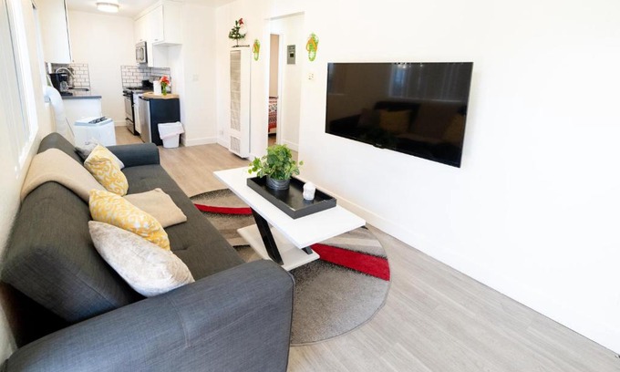 Wilshire Apartamento | Cozy Koreatown/Hollywood 2 Bedroom
