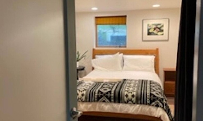 King Apartamento | Cozy Lair-a close-in studio in a welcoming, safe and walkable neighborhood.
