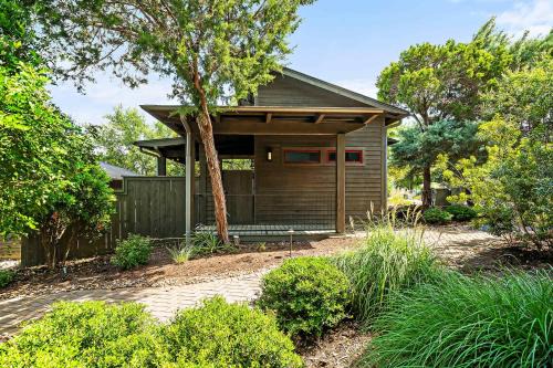 Spicewood Casa | Cozy Lake Cabin - 1BR Pickleball BBQ & Firepit
