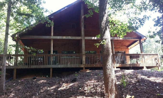 Flowery Branch Cabina | Cozy Lake Cabin for monthly rental. 2BR/1 bath cabin with jacuzzi hot tub.