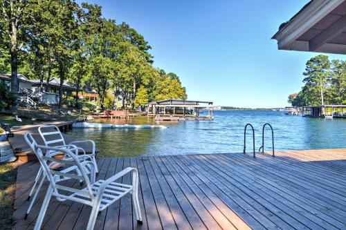 Tanglewood Estates Casa | Cozy Lake Cabin with Dock in Hot Springs Natl Park