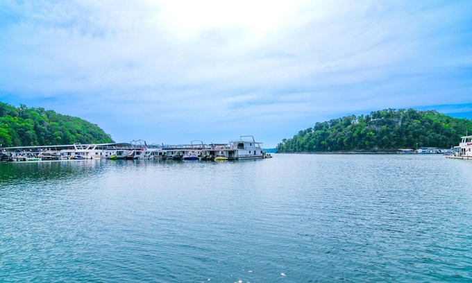 Jamestown Cabaña | Cozy Lake Cumberland Retreat with hot tub, just above Jamestown Marina!