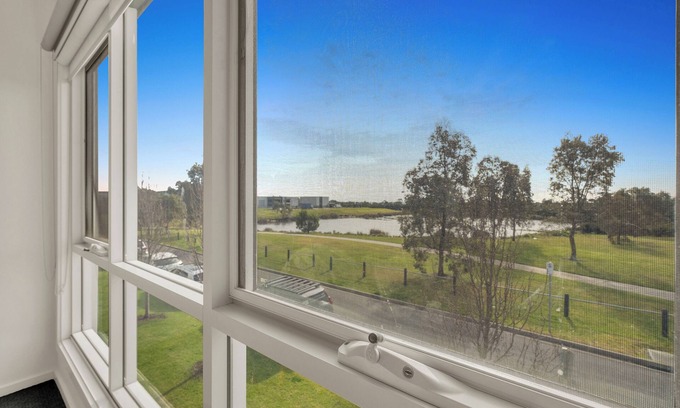 Cranbourne West Apartamento | Cozy lake front apartment