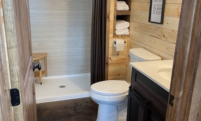 Grove Cabina | Cozy lake front Cabin that's perfect for two!
