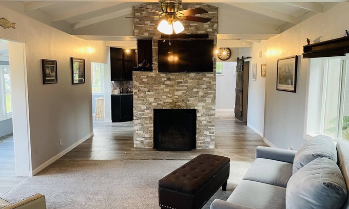Clermont Cabaña | Cozy Lake Front Cottage