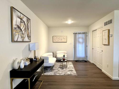 St. Charles Casa | Cozy Lake Front Home in St Charles