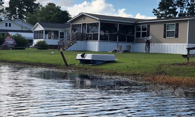 Summerton Casa | Cozy lake front home