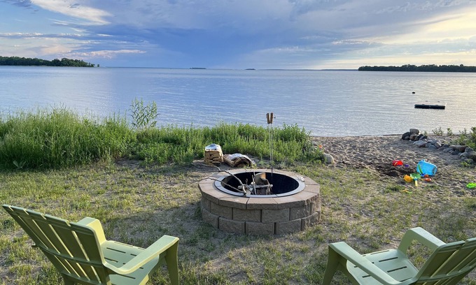 Walker Casa | Cozy Lake Front Home with private beach on Leech