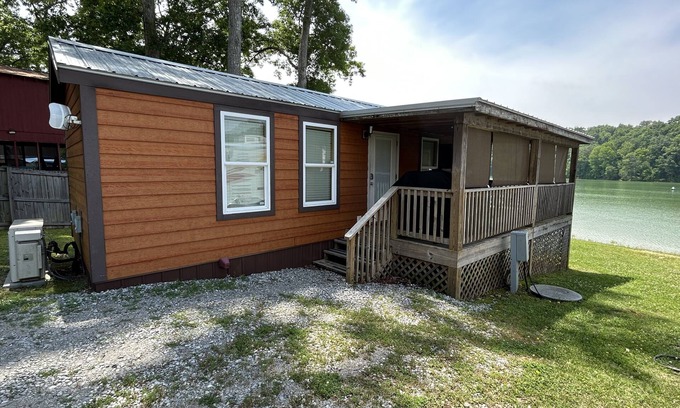 Dandridge Cabina | Cozy Lake Front Park Model on Lake Douglas! Close to area attractions!