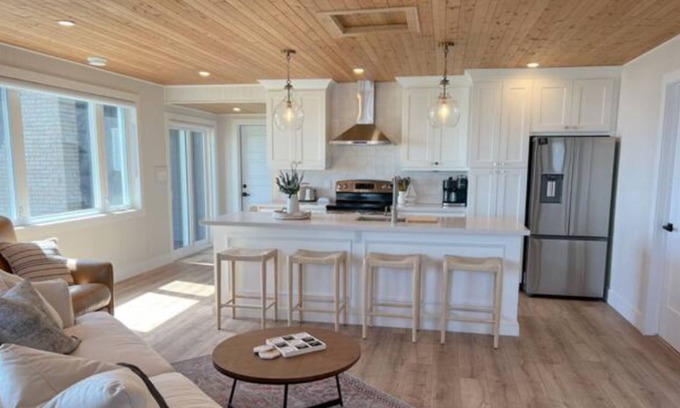 Turkey Point Cabaña | Cozy Lake Front ‘Tiki’ Cottage