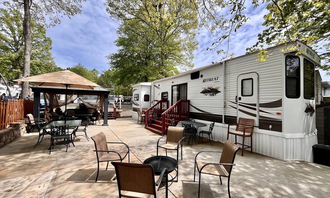 New London Casa | Cozy Lake Getaway at Badin Shores Resort! Beach - Pool - FUN!