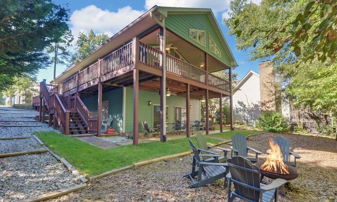 Lavonia Casa | Cozy Lake Hartwell Cabin - Beautiful dock views! Bring your boat and your pet!