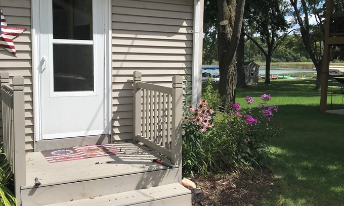 Summit Casa | Cozy lake house on Lower Nemahbin Lake, just a 40-minute drive to Milwaukee.