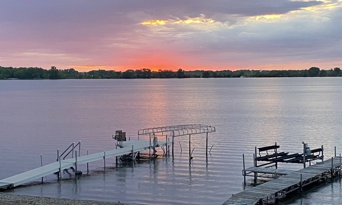 Madison Casa | Cozy lake house with private sand beach right on Lake Madison