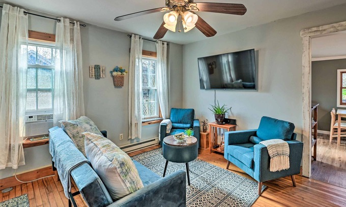 Lake Luzerne-Hadley Casa | Cozy Lake Luzerne Getaway w/ Fire Pit!