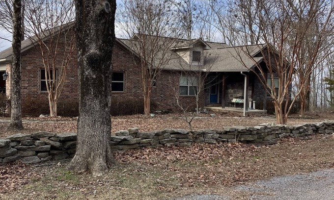 Bee Branch Casa | Cozy lake view 2-bedroom house with WiFi, AC in lovely Bee Branch
