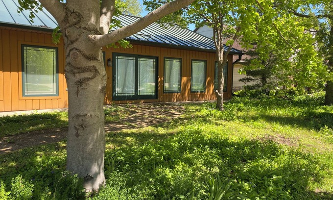 Oshkosh Casa | Cozy Lake view 3-bedroom house WiFi, AC in Oshkosh-Great spaces inside & out EAA