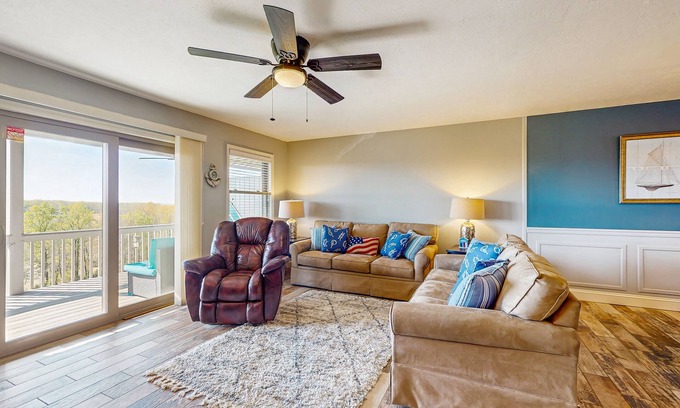 La Follette Condominio | Cozy Lake-View Condo w/ private washer/dryer and shared tennis court & pool