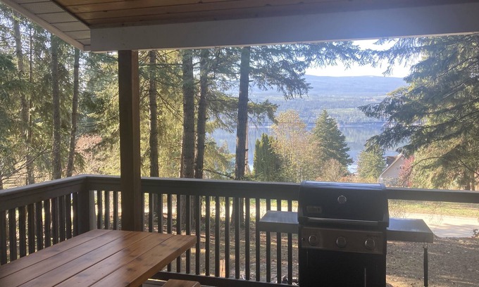 Anglemont Casa | Cozy Lake View Cottage - 2 minute walk to the beach!