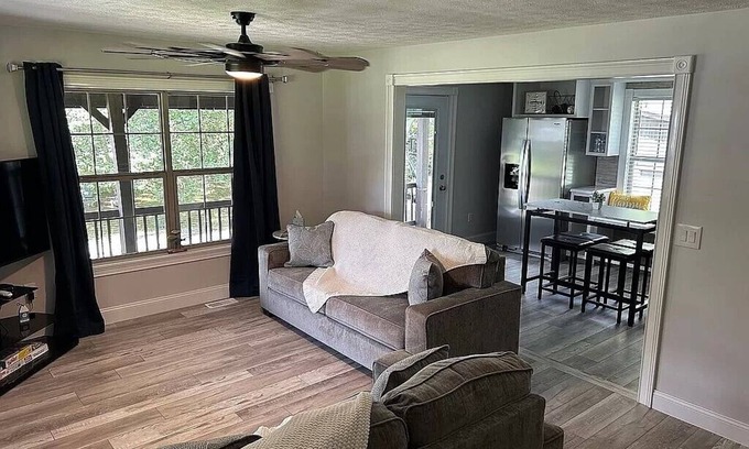 Byrdstown Casa | Cozy Lake View Cottage 2 minutes to Sunset Marina on Beautiful Dale Hollow Lake.
