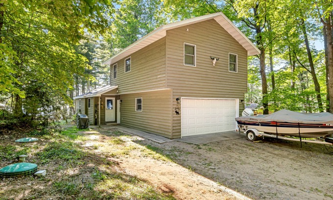 Three Lakes Casa | Cozy Lakefront Cabin w/ Kayak, Fireplace & WiFi - Near Dock & Snowbirds Welcome